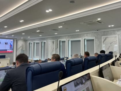 «Газ, беспилотники». Депутаты ЗакСа испугались, когда в зале закрыли шторы