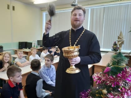Праздник Крещения Господня в поселке Коммунары: после богослужения настоятель поздравил учащихся школы и освятил классы Приозерской начальной школы-детского сада