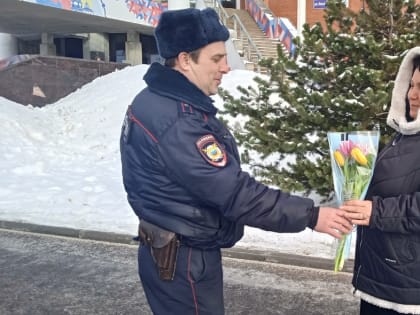 Полицейские Соснового Бора одарили женщин города цветами