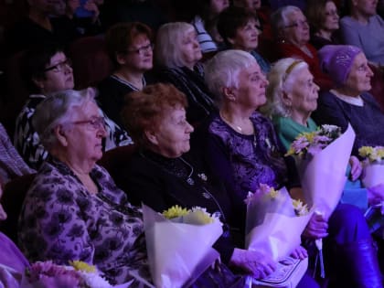 Жительницы Выборгского района принимают поздравления