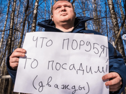 Депутат ЗакСа Ленобласти Федичев, после показаний которого некоторые оказались, а другие окажутся в СИЗО, замечен на работе