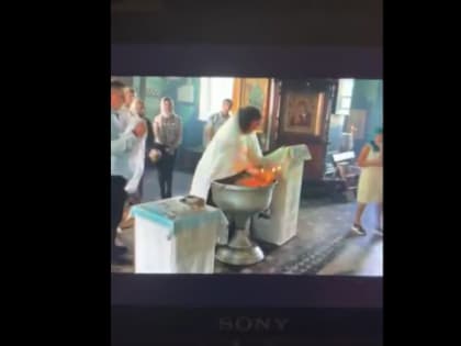 Видео со страшного крещения в Гатчине: мать истошно кричала, священник не отдавал ребенка