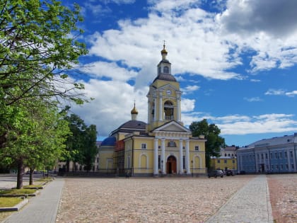 Епископ Выборгский и Приозерский Игнатий совершил Всенощное бдение накануне дня памяти святого апостола и евангелиста Иоанна Богослова в кафедральном соборе Выборга