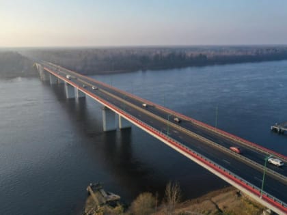 «Еле двигались». Оторвавшийся «хвост» фуры затормозил Ладожский мост