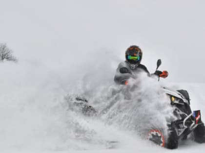 Женщину госпитализировали после попадания под снегоход мужа в поселке Рощино