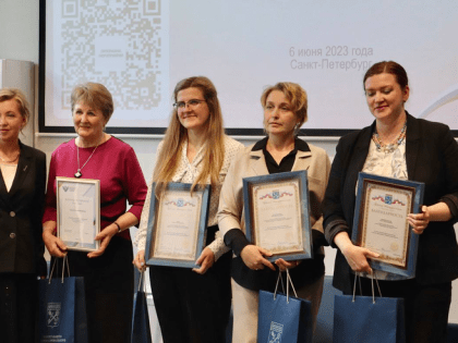 Почетные награды - педагогам Ленобласти