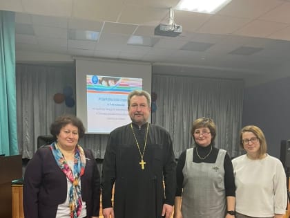 Настоятель Александро-Невского храма п.Романовка посетил Романовскую среднюю общеобразовательную школу и принял участие в родительском собрании на тему выбора Православного компоне