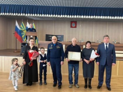 Вдове летчика-штурмана из Ленобласти вручили звезду Героя России