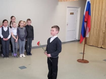 В школе поселка Петровское Приозерского района открыли «Парту героя»