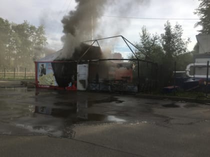 Палатку летнего кафе подожгли в Вологде на стадионе Локомотив