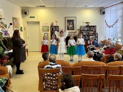 Настоятель храма св. Александра Невского и воспитанники воскресных школ пос. Романовки и Рахьи поздравили с Рождеством Христовым пожилых людей из социального центра "Ладога&qu