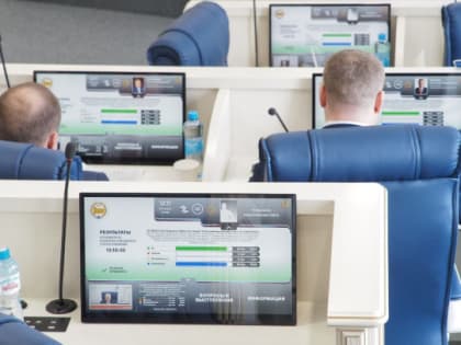 Лидера фракции ЕР Ленобласти назвали «рыбой-прилипалой». Вспомнили Жириновского