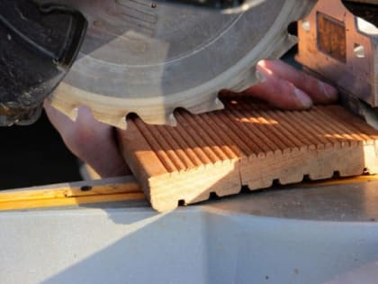 В Волхове школьнику раздробило пальцы на уроке труда при работе с циркулярной пилой