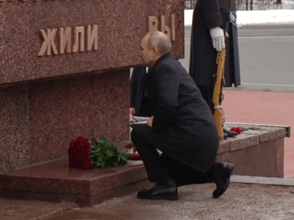 Путин в Ленобласти. Президент встретился с Дрозденко на Невском пятачке и возложил цветы — видео