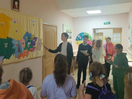 Юные волонтёры Ломоносовского района провели экскурсии по проекту «Хранители истории»