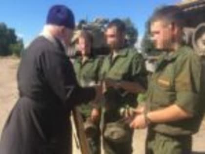 Протоиерей Анатолий Щербатюк благословил воинов на достойное выполнение долга по защите Отечества и окропил технику на погрузке