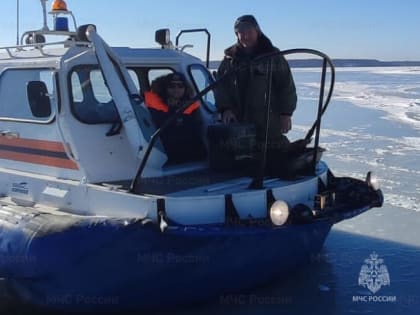 Спасатели сняли пожилого рыбака с дрейфующей льдины в Ломоносовском районе Ленобласти