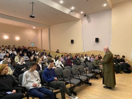 В Сертоловском центре образования №2 прошла встреча со старшеклассниками на тему профориентации выпускников – в особенности тех, кто планирует связать свою судьбу с защитой Отечест