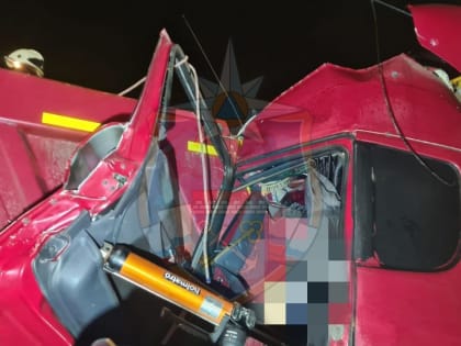 На М-11 фура влетела в грузовик дорожных служб