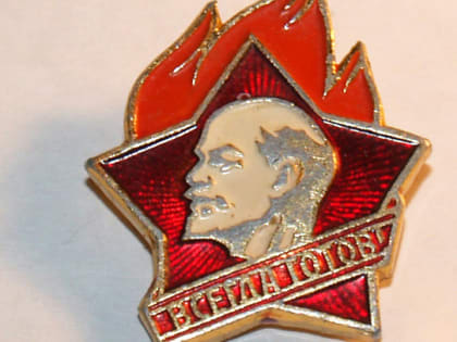 "Как было в Советском Союзе". Минпросвещения одобрило значки на школьной форме