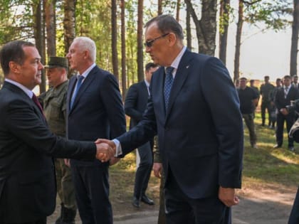 Дмитрий Медведев посетил военный полигон в Ленобласти