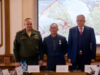 Участнику СВО из Коммунара губернатор Ленобласти вручил медаль "За отвагу"