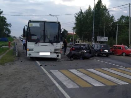 Фото: В ДТП у "зебры" на Киевском шоссе пострадали пятеро. Иномарка срикошетила от автобуса в “классику”