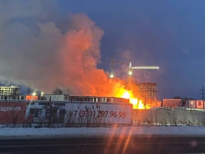 Фото и видео: Столб дыма поднялся от горящих бытовок в Новосаратовке