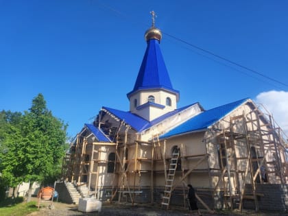 В храме Одигитрии п.Лесколово завершена облицовка фасада кирпичом. Очередной этап строительных работ окончен к празднику Святой Троицы