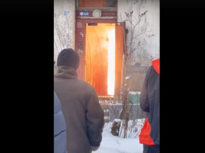 Видео: Электрощит заискрился в доме в Красном Бору. Жители жалуются на отсутствие света и газа