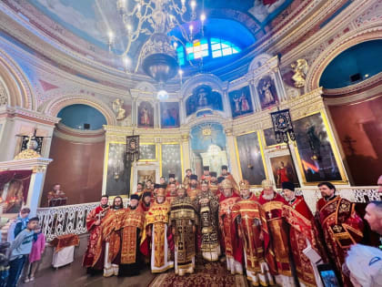 В Неделю 12-ю по Пятидесятнице, предпразднество Успения Пресвятой Богородицы, в Спасо-Преображенском кафедральном соборе Выборга Божественную литургию совершил Преосвященнейший Игн