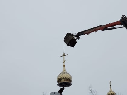 На храм святых апостолов Петра и Павла в пос. Морозова поставлены новые купола