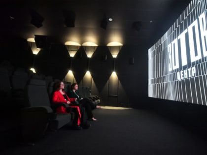 Сборы кинотеатров в России за год упали почти в два раза