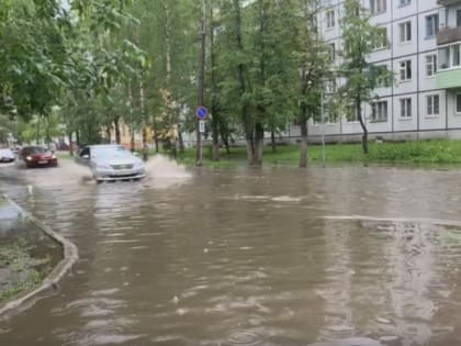 По колено в воде: Вологда разбирается с последствием дождя (ФОТО)