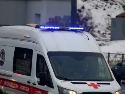 У вокзала в Выборге иномарка сбила женщину с коляской (видео)