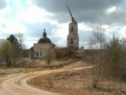 Храм 19 века возводят силами селян в Тарногском районе