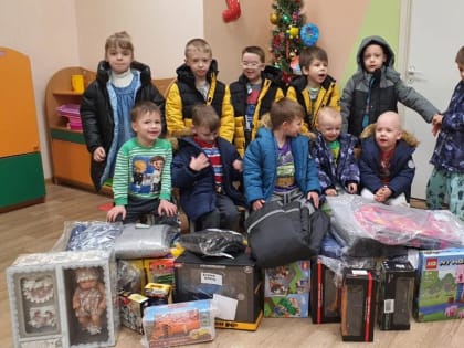 Клирики Свято-Игнатиевского храма поздравили с Рождеством Христовым детей из Комплексного центра социального обслуживания "Выборг"