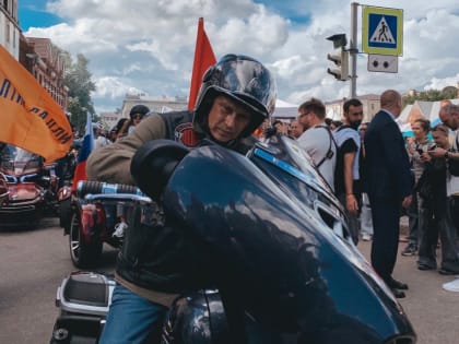 Александр Дрозденко принимает участие в мотопробеге на фестивале Балтик Ралли в Выборге