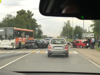 В ДТП у "зебры" на Киевском шоссе пострадал человек. Авария собрала пробку в несколько километров