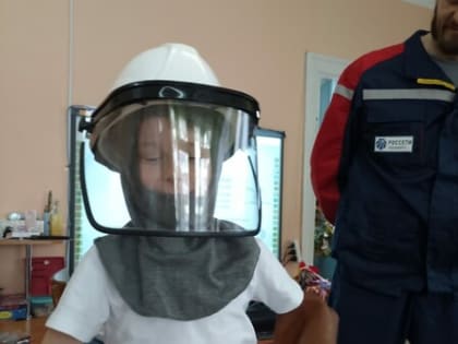 Потом ребята дружно примеряли каску, диэлектрические перчатки и боты!