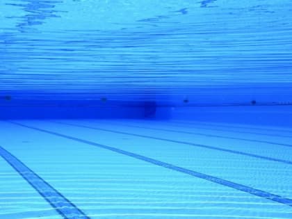 Трёхлетняя девочка едва не утонула в банном комплексе на Мебельной улице в Петербурге