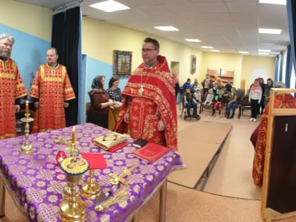 Пасхальная литургия совершена в Приозерском "Доме ангелов"