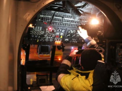 "Забуриваетесь в льдину и держитесь за нее". Вертолет и 18 спасателей гонялись за двумя рыбаками в Онежском озере