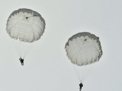 Транспортная прокуратура организовала проверку после неудачного приземления парашютисток у КАД