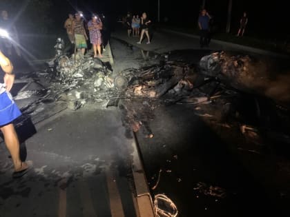 Торчат только колеса. Под Таганрогом беспилотник уничтожил атомобиль