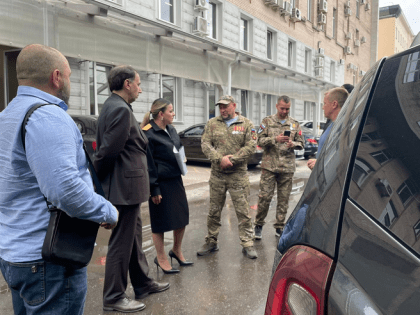 Эконадзор передал автомобили повышенной проходимости бойцам на передовую
