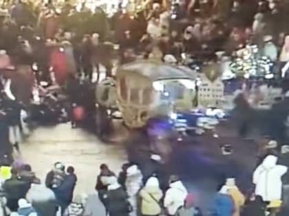 На Дворцовой площади смешались в кучу кони, люди. Травмы получили двое детей