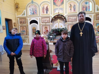 В Святочные дни ученики школы поселка Коммунары побывали в храме Казанской иконы Божией Матери