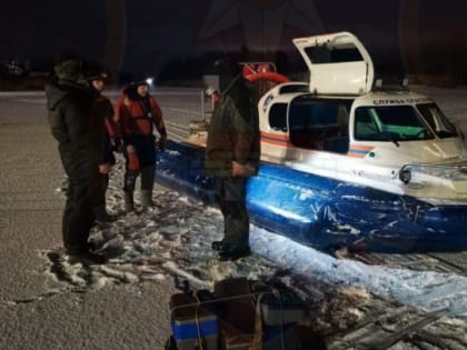 Фото: Трое рыбаков блуждали в сумерках по льду Ладожского озера 