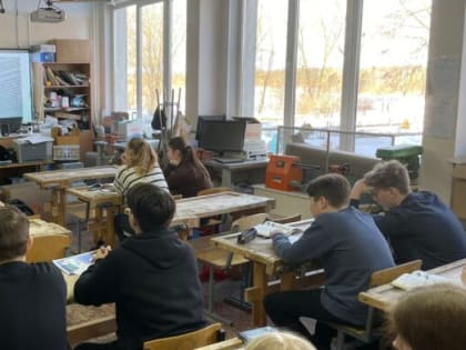 Пудостьские школьники слушали пожарного с интересом